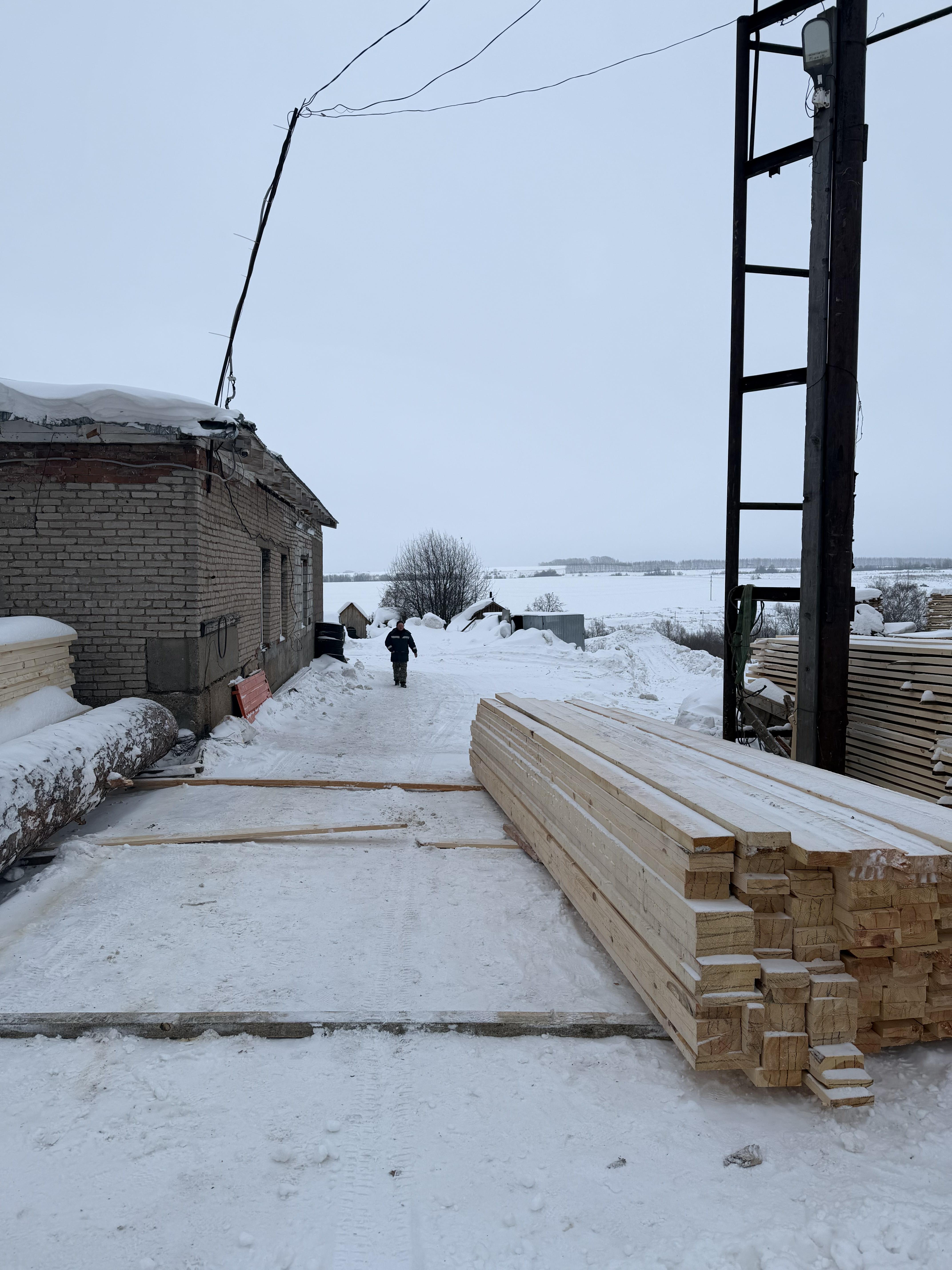 Владелец деревообрабатывающего цеха расширяет производство благодаря льготному займу